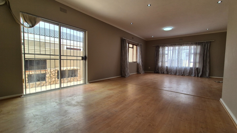 5 Bedroom Property for Sale in Country Club Western Cape
